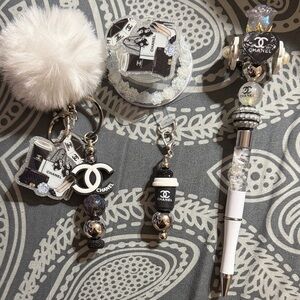 Black & White Pom Pom Keychain w/matching Pen, Phone Charm & Pop Socket.